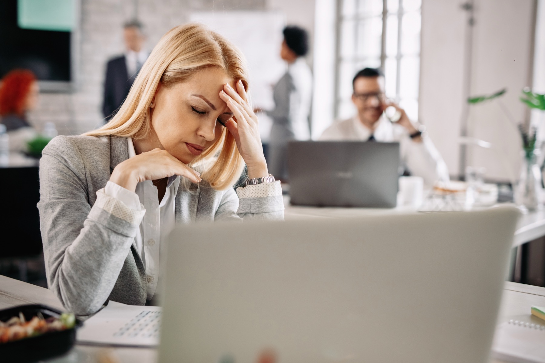Mitarbeiterin unter hoher Arbeitsbelastung im Büro